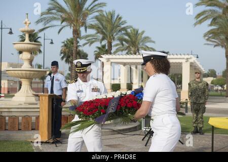 Sizilien (Sept. 11, 2018) Kapitän Brent Trickel, kommandierender Offizier der Naval Air Station (NAS) Sigonella und Command Master Chief Nancy Estrada, command Master Chief von NAS Sigonella, führen einen Kranz auf eine neue Gedenkstätte, die während einer 9/11 Gedenkveranstaltung an der Installation vorgestellt wurde. NAS Sigonella ist ein operationelles an Land, die USA ermöglicht, Verbündeten und Partner nation Kräfte zu werden, wo sie benötigt werden und wenn sie sind, um die Sicherheit und Stabilität in Europa, Afrika und Südwestasien. Stockfoto