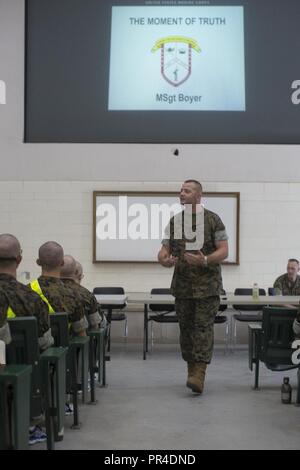 Us Marine Corps MSgt. Joshua D. Boyer, mit Installation Administration Center (IPAC), Sitz der Firma, Hauptsitz und Service Bataillon, Schriftsatz Rekruten mit Fox Unternehmen über die "Moment der Wahrheit", auf Marine Corps Recruit Depot Parris Depot, S.C., Sept. 12, 2018. Operationen zur normalen an Bord der Basis zurück nach Beendigung der Evakuierung, damit die Unterseite unter worden war Stockfoto