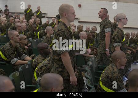 Us Marine Corps MSgt. Joshua D. Boyer, mit Installation Administration Center (IPAC), Sitz der Firma, Hauptsitz und Service Bataillon, Schriftsatz Rekruten mit Fox Unternehmen über die "Moment der Wahrheit", auf Marine Corps Recruit Depot Parris Depot, S.C., Sept. 12, 2018. Operationen zur normalen an Bord der Basis zurück nach Beendigung der Evakuierung, damit die Unterseite unter worden war Stockfoto