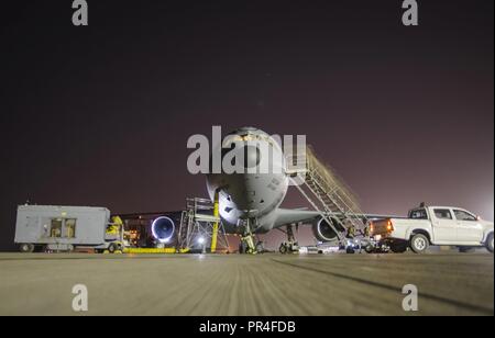 Mannschaft Leiter Vorbereiten einer KC-10 Extender aus den 380 Air Expeditionary Wing an Al Dhafra Air Base, Ausrüstung und F-22 Betreuer in einen Vorwärtsgang bereitgestellt Lage in Südwestasien, Sept. 12, 2018. Das Manöver hervorgehoben, die Fähigkeit des 94th Expeditionary Squadron Kampfhandlungen aus verschiedenen Standorten innerhalb des CENTCOM Verantwortungsbereich auszuführen. Mannschaft Leiter vom 380. Auf einer KC-10 eingesetzt, um Anhaltende Kampfhandlungen auszuführen. Die KC-10 können bis zu 75 Personen, fast 170.000 Pfund (76,560 kg) der Ladung, und mehr als 356.000 Pfund (160,200 Stockfoto