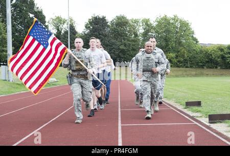 Flieger von der 423Rd Sicherheitskräfte Squadron ausführen zu Ehren von Sept. 11 an RAF Croughton, Vereinigtes Königreich, Sept. 11, 2018. Die US-Flagge wurde durch verschiedene Agenturen während des Tages durchgeführt. Stockfoto