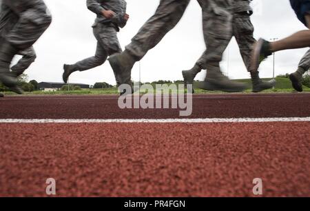 Flieger von der 423Rd Sicherheitskräfte Squadron ausführen zu Ehren der an RAF Croughton, Vereinigtes Königreich, Sept. 11, 2018 gefallen. Die US-Flagge wurde während der Run gehalten und nie mehr bewegt. Stockfoto