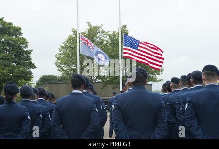 Flieger von der 423Rd Sicherheitskräfte Squadron stehen zu Ehren von Sept. 11 an RAF Croughton, Vereinigtes Königreich, Sept. 11, 2018. RAF Croughton bezahlt respektiert, indem Sie einen Rückzug Zeremonie und Rede. Stockfoto