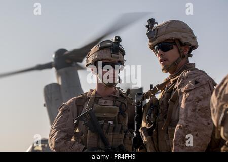 Us-Marines mit 3d-Bataillon, 7. Marine Regiment, Special Purpose Marine Air-Ground Task Force angebracht, Krise Response-Central Befehl, bereiten eine MV-22 Osprey an einem Standort in der Nähe von At-Tanf Garnison, Syrien, Sept. 7, 2018. SPMAGTF-CR-CC Marines unterstützt Special Operations Joint Task Force - inhärenten Lösen, Durchführung von Live Fire Demonstrationen präsentieren Crisis Response Funktionen des Gerätes. Die Koalition geht weiter zu de-Konflikt in der Luft und am Boden mit russischen Militärs wie wir unterstützen unsere Partner in der dauerhaften Niederlage von ISIS im Nordosten Syri Stockfoto