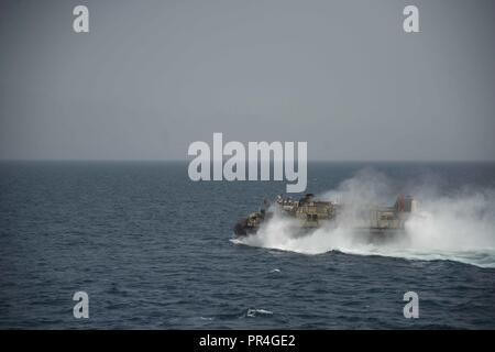 Golf von Aden (Sept. 10, 2018) Landing Craft, Luftkissen 82, zum Angriff Craft Unit 5 verknüpft, Transite der Golf von Aden während der Teilnahme an Theater amphibischen bekämpfen Probe (TACR) 18. Geführt von Naval Amphibious Force, Task Force 51/5 th Marine Expeditionary Brigade, TACR integriert die US Navy und Marine Corps Vermögenswerte zu üben und eine Reihe von kritischen bekämpfen - ähnliche Funktionen für US Central Command, sowohl über Wasser und an Land, Stabilität und Sicherheit in der Region zu fördern. 5. US-Flotte und Koalition sind die Teilnahme an zahlreichen gleichzeitigen Übungen als Teil der Stockfoto