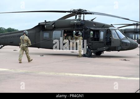 Sgt. Kelby Shifflett, Links, und Sgt. Anthony McCall, rechts, UH-60 Blackhawk Mannschaft Leiter, Charlie Company, 1-169 Allgemeine Unterstützung Aviation Battalion, Oklahoma Army National Guard, Verhalten vor der externen rescue Hoist zugewiesen, während der Vorbereitung zur Unterstützung von Hilfsmaßnahmen für Hurrikan Florence Sept. 13 zu verlassen. Sieben Soldaten aus der Luftfahrt im Hubschrauber Suche ausgebildet und Rettungsmaßnahmen schnell Wasser Verhalten rettet mit dynamischen und statischen Hebezeuge gestrandeten Bürger zu retten nach dem Hurrikan wieder abfließt. Stockfoto