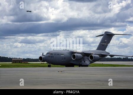 Eine C-17 Globemaster III Taxis auf der Landebahn, Sept. 13, 2018, bei Moody Air Force Base, Ga. Die C-17 Personal und Rettung Vermögenswerte aus der Rettung 920th Wing an Patrick Air Force Base, Fla., geliefert neben Moody's 347 Rettung Gruppe zu arbeiten Hurricane Relief Fähigkeiten zur Unterstützung von Hurrikan Florenz zu bieten. Stockfoto