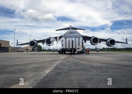 Eine C-17 Globemaster III Parks auf der Landebahn, Sept. 13, 2018, bei Moody Air Force Base, Ga. Die C-17 ausgeliefert, Personal- und Rescue Vermögenswerte aus der Rettung 920th Wing an Patrick Air Force Base, Fla., neben Moody's 347 Rettung Gruppe zu arbeiten Hurricane Relief Fähigkeiten zur Unterstützung von Hurrikan Florenz zu bieten. Stockfoto