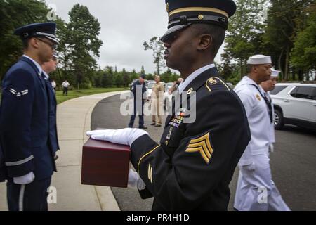 Us-Armee Sgt. Raheem Rowell trägt eine Urne mit den cremains eines Veterans während der 30 New Jersey Mission der Ehre (NJMOH) Zeremonie an der Brigadier General William C. Doyle Veterans Memorial Friedhof im Norden Hannovers Township, N.J., Sept. 13, 2018. Die cremains von Lawrence H. Bischof, George Rat, Leo W. Feltman, Donald MacGuigan, Merritt T. Grün, Harold A. Naegely, Clyde E. Reeves, John T. Swanton, und Winfried J. Wiest, wurden während der Zeremonie geehrt. NJMOH's Mission ist es, zu identifizieren, Abrufen und intern die verbrannten Überreste von Veteranen in New Jersey Bestattungsunternehmen vergessen. (N Stockfoto