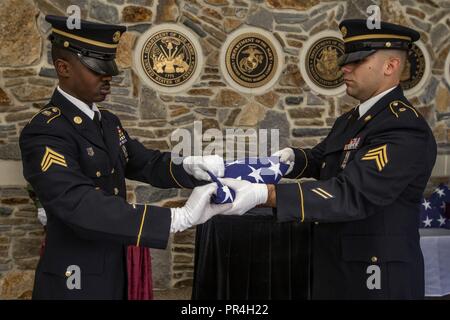 Us-Armee Sgts. Raheem Rowell, Links, und Mike DeMayo, sowohl mit den New-jersey Army National Guard, falten Sie die amerikanische Flagge während der 30 New Jersey Mission der Ehre (NJMOH) Zeremonie an der Brigadier General William C. Doyle Veterans Memorial Friedhof im Norden Hannovers Township, N.J., Sept. 13, 2018. Die cremains von Lawrence H. Bischof, George Rat, Leo W. Feltman, Donald MacGuigan, Merritt T. Grün, Harold A. Naegely, Clyde E. Reeves, John T. Swanton, und Winfried J. Wiest, wurden während der Zeremonie geehrt. NJMOH's Mission ist es, zu identifizieren, Abrufen und intern die eingeäschert bleibt der Veteranen Stockfoto