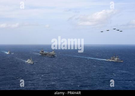 Atlantischer Ozean (Sep. 11, 2018) Royal Canadian Navy Fregatte HMCS Halifax (FFH 330), links vorne, verbindet Harry S. Truman Carrier Strike Group (HSTCSG) geführt - Flugzerstörer USS Arleigh Burke (DDG51) und USS Wald Sherman (DDG98) guided missile Cruiser USS-Normandie (CG60), Strike-kampfjets von Carrier Air Wing (Cvw) 1 und der Streik Gruppe Flaggschiff, der Flugzeugträger USS Harry S. Truman (CVN 75), für eine Ausbildung ausüben vor der Küste von Halifax, Kanada. HSTCSG ist die Durchführung von integrierten Maßnahmen mit der Royal Canadian Navy über mehrere Kriegsführung Bereiche konzentrierte sich auf die Verteidigung des Stockfoto
