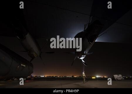 Ein Super C-130J Hercules Lademeister, der 75Th Expeditionary Airlift Squadron zugewiesen, führt vor einer Mission im Camp Lemonnier, Dschibuti, Sept. 10, 2018 ein pre-flight Spaziergang rund um die Inspektion des Flugzeuges. 75 EAS unterstützt Combined Joint Task Force - Horn von Afrika mit medizinische Evakuierungen, Katastrophenhilfe, humanitäre und airdrop Operationen. Stockfoto