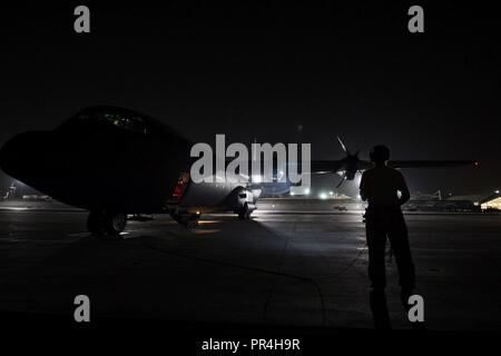 Ein Super C-130J Hercules Lademeister, der 75Th Expeditionary Airlift Squadron zugewiesen ist, stellt der Motor startet in die Vorbereitung auf eine Mission im Camp Lemonnier, Dschibuti, Sept. 10, 2018. 75 EAS unterstützt Combined Joint Task Force - Horn von Afrika mit medizinische Evakuierungen, Katastrophenhilfe, humanitäre und airdrop Operationen. Stockfoto