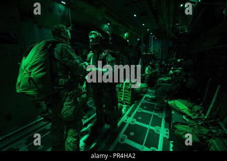 Flieger an der 82nd Expeditionary Rescue Squadron Verhalten gang Inspektionen während eines vollen Mission Profil Ausbildung Szenario zugewiesen, während an Bord einer C-130J Super Hercules in Dschibuti, Sept. 10, 2018. Der 82nd ERQS Zug ihre Höhe zu halten, niedrige Öffnung Kenntnisse, um volle Spektrum Personal Recovery innerhalb der Combined Joint Task Force - Horn von Afrika Joint Operations Bereich kombiniert. Stockfoto