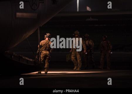 Flieger an der 82nd Expeditionary Rescue Squadron Board ein Super C-130J Hercules in der Vorbereitung für eine komplette Mission Profil Ausbildung Szenario im Camp Lemonnier, Dschibuti, Sept. 10, 2018 zugeordnet. Der 82nd ERQS Zug ihre Höhe zu halten, niedrige Öffnung Kenntnisse, um volle Spektrum Personal Recovery innerhalb der Combined Joint Task Force - Horn von Afrika Joint Operations Bereich kombiniert. Stockfoto