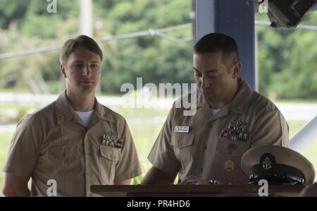 SANTA Rita, Guam (Sept. 14, 2018) Command Master Chief Anthony Torres, Submarine Squadron (SUBRON) 15 Command Master Chief, liest die Chief Petty Officer creed während des Befehls Chief Petty Officer pinning Zeremonie am Marinestützpunkt Guam marina, Sept. 14. Die Zeremonie anerkannt sieben neu festgesteckt Leiter zu COMSUBRON 15, Los Angeles-Klasse U-Boot USS Asheville (SSN758), Performance Monitoring Team Loslösung Guam und Naval Submarine Training Center Pacific Loslösung Guam. Stockfoto