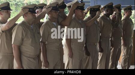 SANTA Rita, Guam (Sept. 14, 2018) Neu festgesteckt Chief Petty Officers sind durch ihre Sponsoren während Ihrer Befehle 'Chief Petty Officer pinning Zeremonie am Marinestützpunkt Guam marina, Sept. 14 abgedeckt. Die Zeremonie anerkannt sieben neu festgesteckt Leiter zu COMSUBRON 15, Los Angeles-Klasse U-Boot USS Asheville (SSN758), Performance Monitoring Team Loslösung Guam und Naval Submarine Training Center Pacific Loslösung Guam. Stockfoto