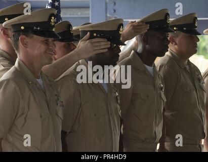 SANTA Rita, Guam (Sept. 14, 2018) Neu festgesteckt Chief Petty Officers sind durch ihre Sponsoren während Ihrer Befehle 'Chief Petty Officer pinning Zeremonie am Marinestützpunkt Guam marina, Sept. 14 abgedeckt. Die Zeremonie anerkannt sieben neu festgesteckt Leiter zu COMSUBRON 15, Los Angeles-Klasse U-Boot USS Asheville (SSN758), Performance Monitoring Team Loslösung Guam und Naval Submarine Training Center Pacific Loslösung Guam. Stockfoto