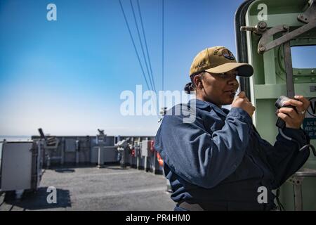 THESSALONIKI, Griechenland (Sept. 14, 2018) Operations Specialist Seaman Apprentice Delila Garcia liefert Erläuterungen über die Schiffe der Stromkreis wie die Blue Ridge-Klasse Command und Control Schiff USS Mount Whitney (LCC 20) fährt in Thessaloniki, Griechenland, Sept. 14, 2018. Mount Whitney, Vorwärts- und Gaeta, Italien eingesetzt, arbeitet mit einer kombinierten Mannschaft der US Navy Military Sealift Command Segler und öffentlichen Dienst Seemänner. Stockfoto