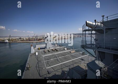 THESSALONIKI, Griechenland (Sept. 14, 2018) Die Blue Ridge-Klasse Command und Control Schiff USS Mount Whitney (LCC 20) fährt in Thessaloniki, Griechenland, Sept. 14, 2018. Mount Whitney, Vorwärts- und Gaeta, Italien eingesetzt, arbeitet mit einer kombinierten Mannschaft der US Navy Military Sealift Command Segler und öffentlichen Dienst Seemänner. Stockfoto