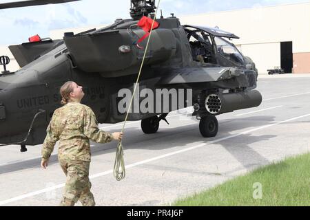 Soldaten aus der 3. Staffel, 17 Golgatha regiment Tierheim AH-64 Apache Hubschrauber Sept. 13 an Hunter Army Airfield in Vorbereitung für Hurrikan Florenz. Stockfoto