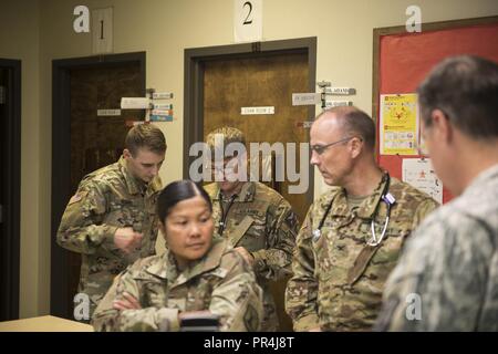 Flieger und Soldaten des Idaho National Guard teilgenommen haben, in einem innovativen Readiness Training Projekt an der Duck Valley Indian Reservation Sept. 12, 2018. Das medizinische Personal unterstützt die Shoshone-Paiute Stämme mit Behandlung Kranker - rufen Sie Patienten, die Durchführung von zahnmedizinischen Prüfungen, Durchführung von Ernährung und Gewicht Management Seminare und mehr. Stockfoto