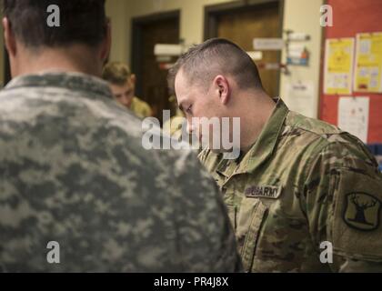 Flieger und Soldaten des Idaho National Guard teilgenommen haben, in einem innovativen Readiness Training Projekt an der Duck Valley Indian Reservation Sept. 12, 2018. Das medizinische Personal unterstützt die Shoshone-Paiute Stämme mit Behandlung Kranker - rufen Sie Patienten, die Durchführung von zahnmedizinischen Prüfungen, Durchführung von Ernährung und Gewicht Management Seminare und mehr. Stockfoto