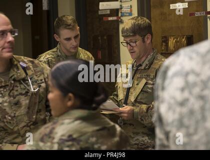 Flieger und Soldaten des Idaho National Guard teilgenommen haben, in einem innovativen Readiness Training Projekt an der Duck Valley Indian Reservation Sept. 12, 2018. Das medizinische Personal unterstützt die Shoshone-Paiute Stämme mit Behandlung Kranker - rufen Sie Patienten, die Durchführung von zahnmedizinischen Prüfungen, Durchführung von Ernährung und Gewicht Management Seminare und mehr. Stockfoto