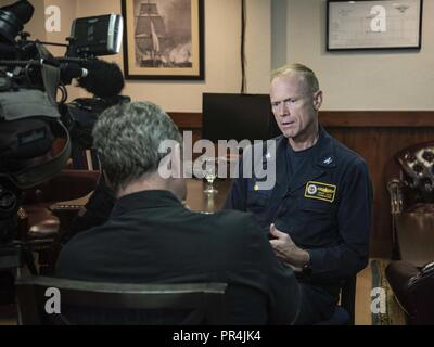 Golf von Aden (Sept. 9 2018) U.S. Navy Capt. Jerry Olin, Kommandant der amphibischen Squadron, ist von Al Jazeera Reporter Andrew Simmons an Bord der Wasp-Klasse interviewt Amphibisches Schiff USS Essex (LL 2) während der Teilnahme an Theater amphibischen bekämpfen Probe (TACR) 18. Geführt von Naval Amphibious Force, Task Force 51/5 th Marine Expeditionary Brigade, TACR integriert die US Navy und Marine Corps Vermögenswerte zu üben und eine Reihe von kritischen bekämpfen - ähnliche Funktionen für US Central Command, sowohl über Wasser und an Land, Stabilität und Sicherheit in der Region zu fördern. Usa 5. Stockfoto