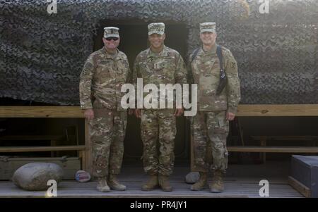 Us-Armee Generalleutnant Michael X. Garrett, US-Army Central Commander, posiert für ein Foto mit der US-Army Oberst Lawrence Leon, syrische Logistics Cell (SLC) Chief, rechts, und die US-amerikanische Armee Sgt. Maj. David Cavanaugh, SLC Sergeant Major, Links, nach einem Besuch in der SLC in Erbil, Irak, 13. September 2018. Generalleutnant Garrett besucht das Slc als Teil der Bewertung seiner Befehlshaber der Einheit bereit. Stockfoto