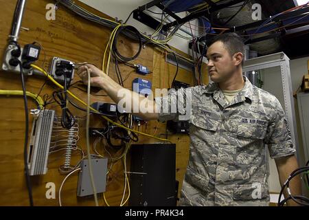 Us Air Force Tech. Sgt. Bradley Hinote, 145 Communications Squadron, stellt Netzwerk Switches auf eine Pufferbatterie in Vorbereitung für Hurrikan Florenz auf der North Carolina Air National Guard Base, Charlotte Douglas International Airport, Sept. 13, 2018. Hinote und andere Piloten auf der Basis für Stromausfälle, die als Folge des Hurrikan Florenz auftreten können. Durch die Umstellung auf eine Pufferbatterie, wird es keine Verjährung in Kraft werden zwischen dem Zeitpunkt, an dem die Energie erlischt und der Generator schaltet sich ein. Stockfoto