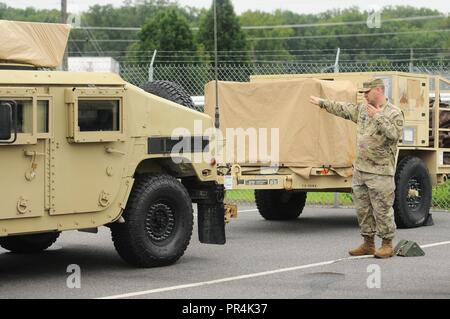 Sgt. 1. Klasse Lawrence Smashey, von Jackson, NJ, gibt die Richtung zu einem Humvee Fahrer als Soldaten aus dem 20 CBRNE-Befehl, Aberdeen Proving Ground, Md., bereit, die Verwüstung durch den Hurrikan Florence Sept. 14, 2018 zu reagieren. Smashy ist auf den 20. CBRNE-Befehl verbunden und arbeitet als Sekretär an die Mitarbeiter des Allgemeinen. Die Soldaten Maßnahmen im Einklang mit dem Befehl und Bereitschaft, Initiative sind, und obwohl sie haben keine offizielle Anfrage für Unterstützung, die sie vorbereitet und bereit zu gehen, ob oder wann die Anfrage kommt. Stockfoto