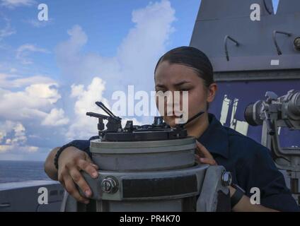 Atlantischer Ozean (Sep. 11, 2018) Quartermaster Seaman Genesis Sweeny nimmt einen Azimut Lesung auf der Brücke Flügel des amphibious Transport dock Schiff USS Arlington LPD (24). Commander, US-Flotte Kommando bestellt alle U.S. Navy Schiffe im Gebiet Hampton Roads an Sept. 10 sortie, vor Hurrikan Florenz. Es gibt fast 30 Schiffe Vorbereitung unterwegs von der Naval Station Norfolk und gemeinsame Expeditionary Base Little Creek als Hurrikan Florenz zu erhalten ist, prognostizierte starke Winde und Regen die Atlantische Küste zu bringen. Schiffe werden in den Atlantik, wo sie am besten Werden Stockfoto