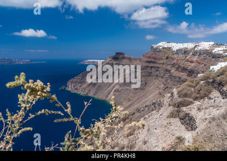 Blick auf Imerovigli auf Santorin von Fira in Griechenland Stockfoto