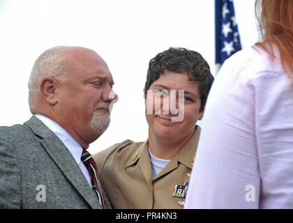 HARBOR, Washington (Sept. 14, 2018) - Chief Aircrewman (Operator) Neva Patterson, auf Patrouille Squadron (VP) 47, Umarmungen befestigt ihr Vater nach Ihrem gefoult Anker auf während der (NASWI) Chief Petty Officer der Naval Air Station Whidbey Island (CPO) pinning Zeremonie festgesteckt. Die Zeremonie markiert den ersten Iteration von Sailor360 und der Höhepunkt einer sechs-wöchigen intensiven Training Zyklus, der von fast zwei gebaut wurde und ein halb Jahrhunderten der Naval Erbe und 125 Jahre CPO Tradition. VP-47 fliegt der P-8A Poseidon, Premiere der Marine long range Anti-U-Boot-Krieg Plattform. Die "Goldene Stockfoto