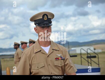 OAK Harbor, Washington (Sept. 14, 2018) - Chief Aviation Elektriker Mate's James Scott III, angeschlossen an Patrol Squadron (VP) 47, geht weg vom Podium nach in den Rang eines Chief Petty Officer (CPO) während der Naval Air Station Whidbey Island (NASWI) CPO pinning Zeremonie gefördert werden. Die Zeremonie markiert den ersten Iteration von Sailor360 und der Höhepunkt einer sechs-wöchigen intensiven Training Zyklus, der von fast zwei gebaut wurde und ein halb Jahrhunderten der Naval Erbe und 125 Jahre CPO Tradition. VP-47 fliegt der P-8A Poseidon, Premiere der Marine long range Anti-U-Boot-Krieg p Stockfoto