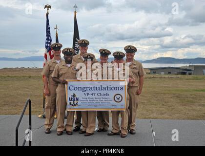 HARBOR, Washington (Sept. 14, 2018) - Neu gefördert Chief Petty Officers (CPO) von Patrol Squadron (VP) 47 posieren für ein Foto nach der Naval Air Station Whidbey Island (NASWI) CPO pinning Zeremonie. Die Zeremonie markiert den ersten Iteration von Sailor360 und der Höhepunkt einer sechs-wöchigen intensiven Training Zyklus, der von fast zwei gebaut wurde und ein halb Jahrhunderten der Naval Erbe und 125 Jahre CPO Tradition. VP-47 fliegt der P-8A Poseidon, Premiere der Marine long range Anti-U-Boot-Krieg Plattform. Die "Goldene Schwertkämpfer' vor kurzem Heimatverteidigung und Rand des P beendet Stockfoto