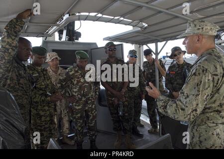 U.S. Navy Bootsmann 1. Klasse Antonio Caia mit Küsten Riverine Squadron (CRS) 8, Schriftsatz ausländischen Verbindungsbeamten in Combined Joint Task Force-Horn Afrika auf Lager Lemonnier, Dschibuti, Sept. 14, 2018 zugeordnet. Caia sprach über die Art der Patrouillenboote, CRS8 verwendet, und gab ihnen einen Rundgang durch das Schiff. Stockfoto