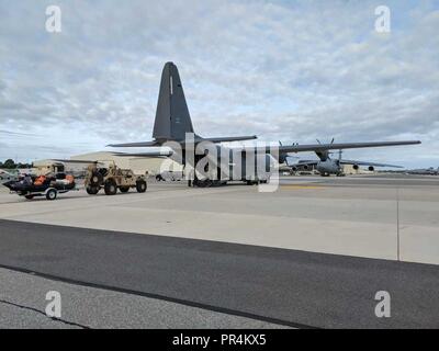 Air National Guard pararescue Personal aus Alaska und Kalifornien bereiten einen Guardian Angel Air einsetzbaren Rescue Abschleppen des Fahrzeugs ein aufblasbares Schlauchboot auf einem EG-130J Commando Solo von 193. Der Sonderbericht des Pennsylvania Air National Guard Operations Wing geladen wird zu laden. Stockfoto