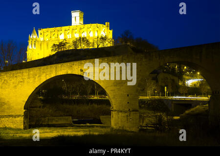 Alte Brücke durch die Kirche des heiligen Ignatius mit abendlichen Lichter in Manresa Stockfoto