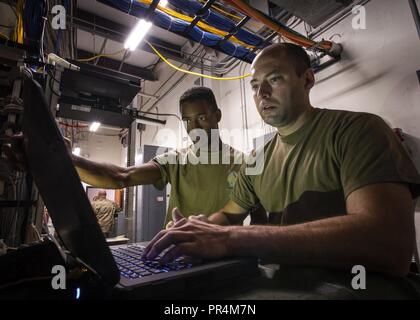 Südcarolina Army National Guard Staff Sgt. Jesse Mullinax und SPC. Harold Robison, von der 228th Signal Brigade aus Spartanburg, South Carolina, Einrichten der Gemeinsamen Incident Site Command Center (JISCC) Paket an die Horry County Emergency Operations Center (EOC) mit einem Back-up Communications System. Die JISCC Paket an Ort und Stelle ist und bereit für den Fall, dass für den Betrieb der Grafschaft EOC Netzwerk Konnektivität und Kommunikation Systeme nicht aufgrund der Auswirkungen des tropischen Sturms Florenz. Die JISCC kann der EOC, weiterhin auf die Bedürfnisse der Gemeinschaft zu reagieren. Stockfoto