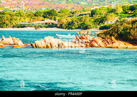 Capriccioli am blauen Wasser des Mittelmeers an der Costa Smeralda in Sardinien Insel von Italien Stockfoto