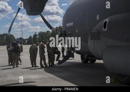 Flieger von der 71st Rescue Squadron board a HC-130J Bekämpfung König II., Sept. 15, 2018, bei Moody Air Force Base, Ga. Die 334 Air Expeditionary Gruppe lanciert HC-130J Bekämpfung König IIs, HH-60G Pavehawks, Flugpersonal und Support zu Pre-Position, an Joint Base Charleston, S.C., für potenzielle Tropischer Sturm Florenz Antwort. Unter dem Kommando von Oberst John Creel, die 374 Rettung Gruppe Commander, die AEG-integrierten expeditionary Such- und Rettungsdienstes aus Rettungs- und Supportpersonal von der 23d Flügel, 920Th Rescue Wing an Patrick Air Force Base, Fla. und 51 Combat Commun zu machen Stockfoto