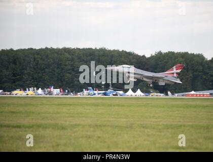 Royal Danish Air Force F-16C Fighting Falcon landet auf der Air Base in Ostrava, Tschechische Republik, während der NATO-Tage. NATO-Tage ist eine Tschechische Republik - LED-air show und Ausstellung, die Vitrinen Militär und Luftfahrt Funktionen aus 19 Nationen. Beteiligung an NATO erhöht unser Verständnis des europäischen Verbündeten und Partner Fähigkeiten, groß unsere Fähigkeit als Team zusammen zu arbeiten. Stockfoto