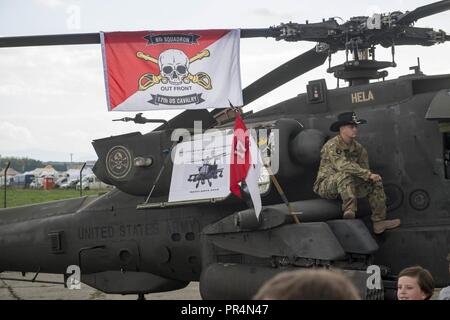 AH-64D Apache Kampfhubschrauber, an der 6. Staffel zugewiesen, 17 Cavalry Regiment, in Ostrava, Tschechische Republik, während der NATO-Tage. NATO-Tage ist eine Tschechische Republik - LED-air show und Ausstellung, die Vitrinen Militär und Luftfahrt Funktionen aus 19 Nationen. Beteiligung an NATO erhöht unser Verständnis des europäischen Verbündeten und Partner Fähigkeiten, groß unsere Fähigkeit als Team zusammen zu arbeiten. Stockfoto