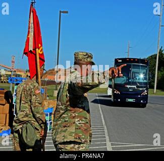 Command Sgt. Große Scottie Ingram, der Fort Drum 548th bekämpfen Sustainment Support Bataillons, Punkte Busse in die richtige Richtung, wie Sie ankommen Soldaten von der 110th Composite Truck Company an der amerikanischen Ostküste zu transportieren. Mehr als 150 Soldaten mit 110 in Reaktion auf den Hurrikan Florence eingesetzt. Stockfoto