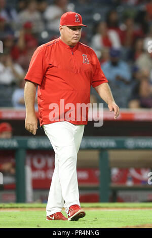 Anaheim, Kalifornien, USA. September 28, 2018: Los Angeles Engel Manager Mike Scioscia (14) macht die langsamen Spaziergang zum Damm, während des Spiels zwischen den Oakland A's und der Präfektur Aichi im Angel Stadium in Anaheim, CA, (Foto von Peter Joneleit, Cal Sport Media) Credit: Cal Sport Media/Alamy leben Nachrichten Stockfoto