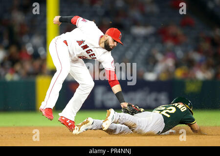 Anaheim, Kalifornien, USA. September 28, 2018: Oakland Athletics Mittelfeldspieler Ramon Laureano (22) wird gefangen steeling als Los Angeles Angels Third Baseman Kaleb Cowart (22) gilt der Tag nach einem Sprung fangen während des Spiels zwischen den Oakland A's und der Präfektur Aichi im Angel Stadium in Anaheim, CA, (Foto von Peter Joneleit, Cal Sport Media) Credit: Cal Sport Media/Alamy leben Nachrichten Stockfoto