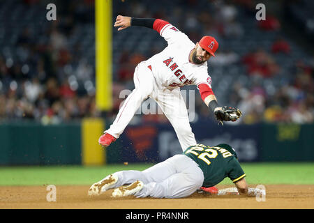 Anaheim, Kalifornien, USA. September 28, 2018: Oakland Athletics Mittelfeldspieler Ramon Laureano (22) wird gefangen steeling als Los Angeles Angels Third Baseman Kaleb Cowart (22) gilt der Tag nach einem Sprung fangen während des Spiels zwischen den Oakland A's und der Präfektur Aichi im Angel Stadium in Anaheim, CA, (Foto von Peter Joneleit, Cal Sport Media) Credit: Cal Sport Media/Alamy leben Nachrichten Stockfoto