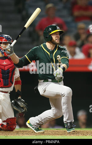 Anaheim, Kalifornien, USA. September 28, 2018: Oakland Athletics zweiter Basisspieler Jed Lowrie (8) Augen, als seinen Hit Tropfen in für ein einzelnes während des Spiels zwischen den Oakland A's und der Präfektur Aichi im Angel Stadium in Anaheim, CA, (Foto von Peter Joneleit, Cal Sport Media) Credit: Cal Sport Media/Alamy leben Nachrichten Stockfoto